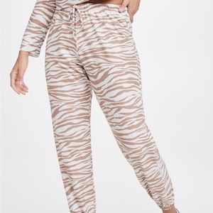 Onzie Weekend Sweatpants Camel Zebra print